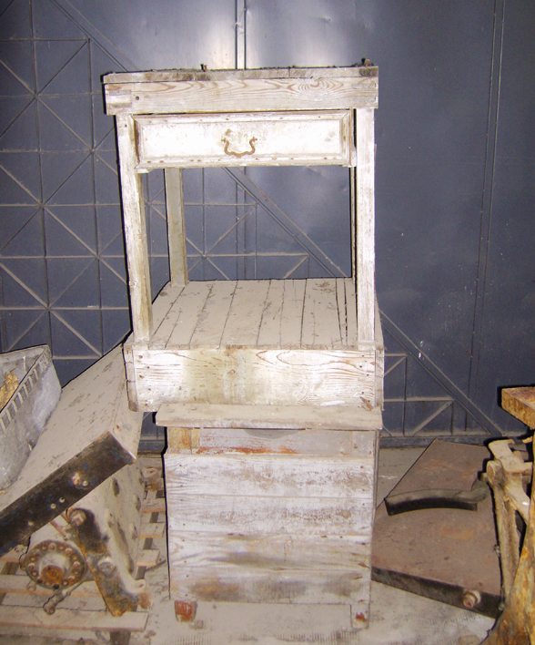 Mesa de madera con cajón