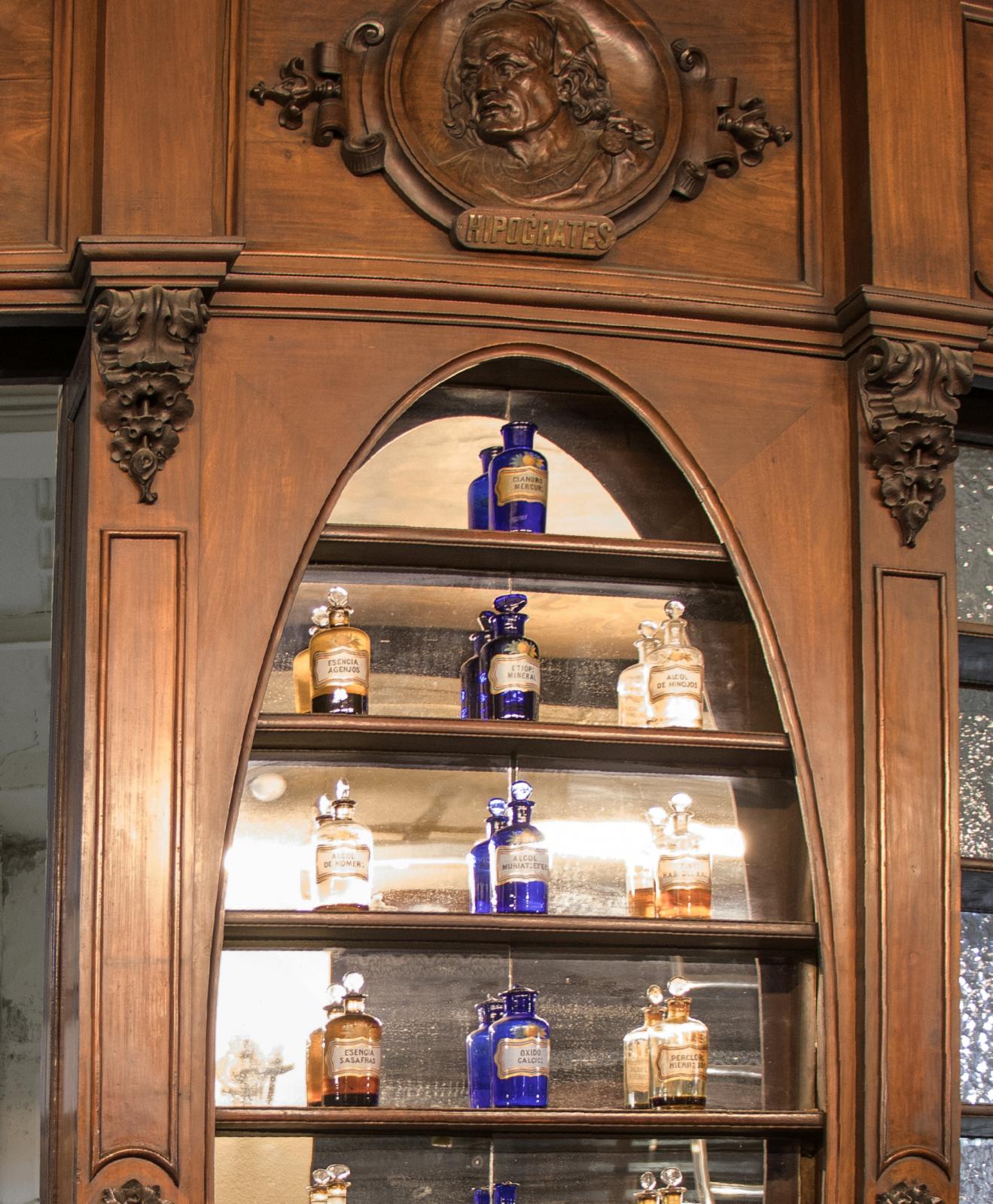 Mobiliario de la Farmacia Zambrano. Módulo 8. Ojo de boticario