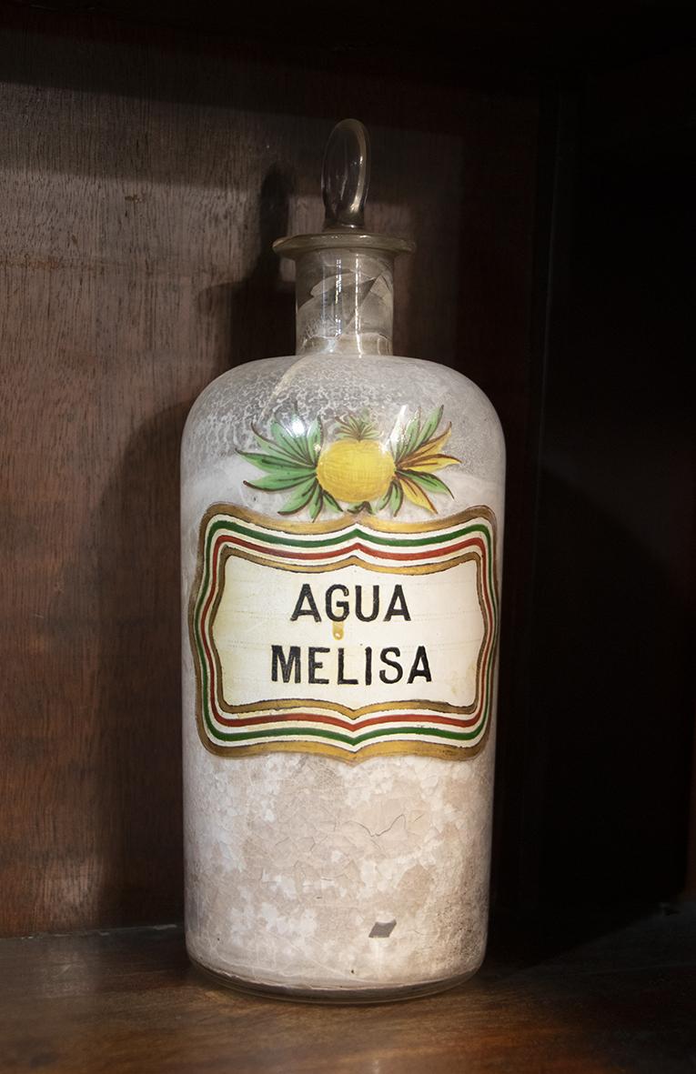 Frasco de vidrio de agua de melisa