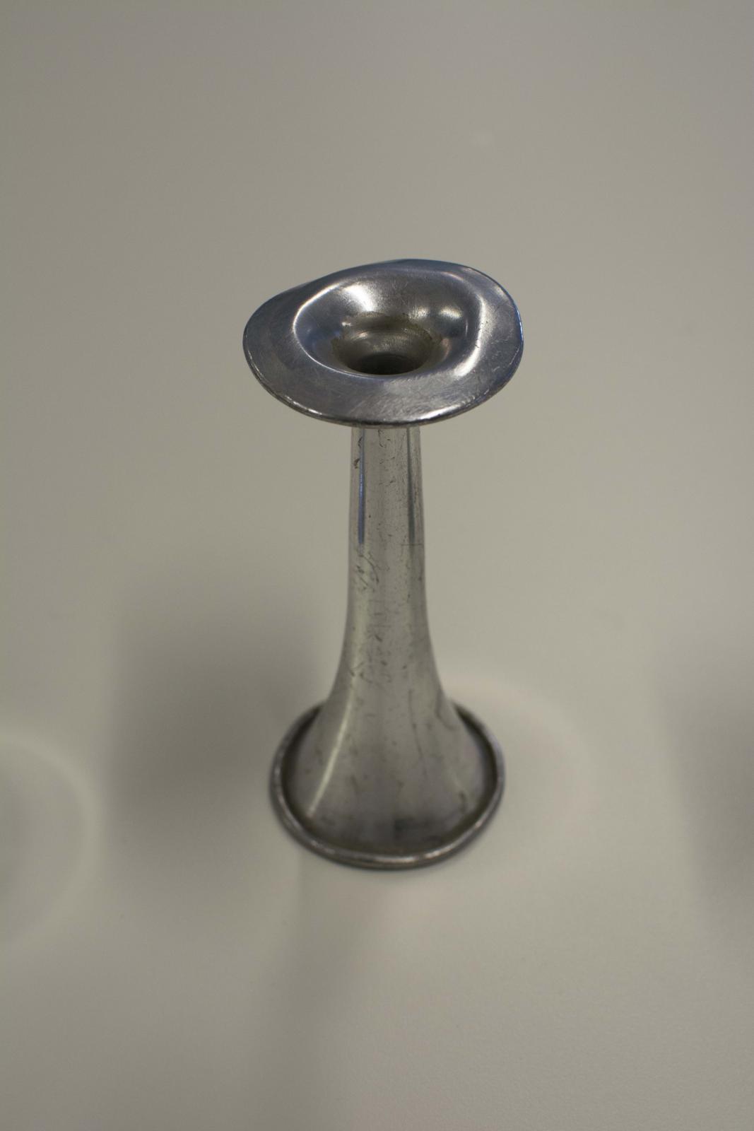 Instrumento metálico con forma de campana a cuyo extremo estrecho se adosa un disco con una oquedad interior