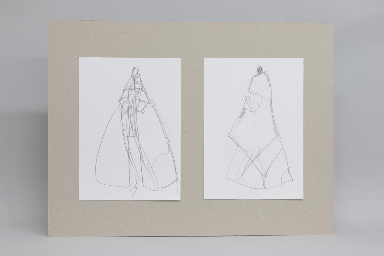 Cartón 2. Cartón gris con dos dibujos sobre fondo blanco.