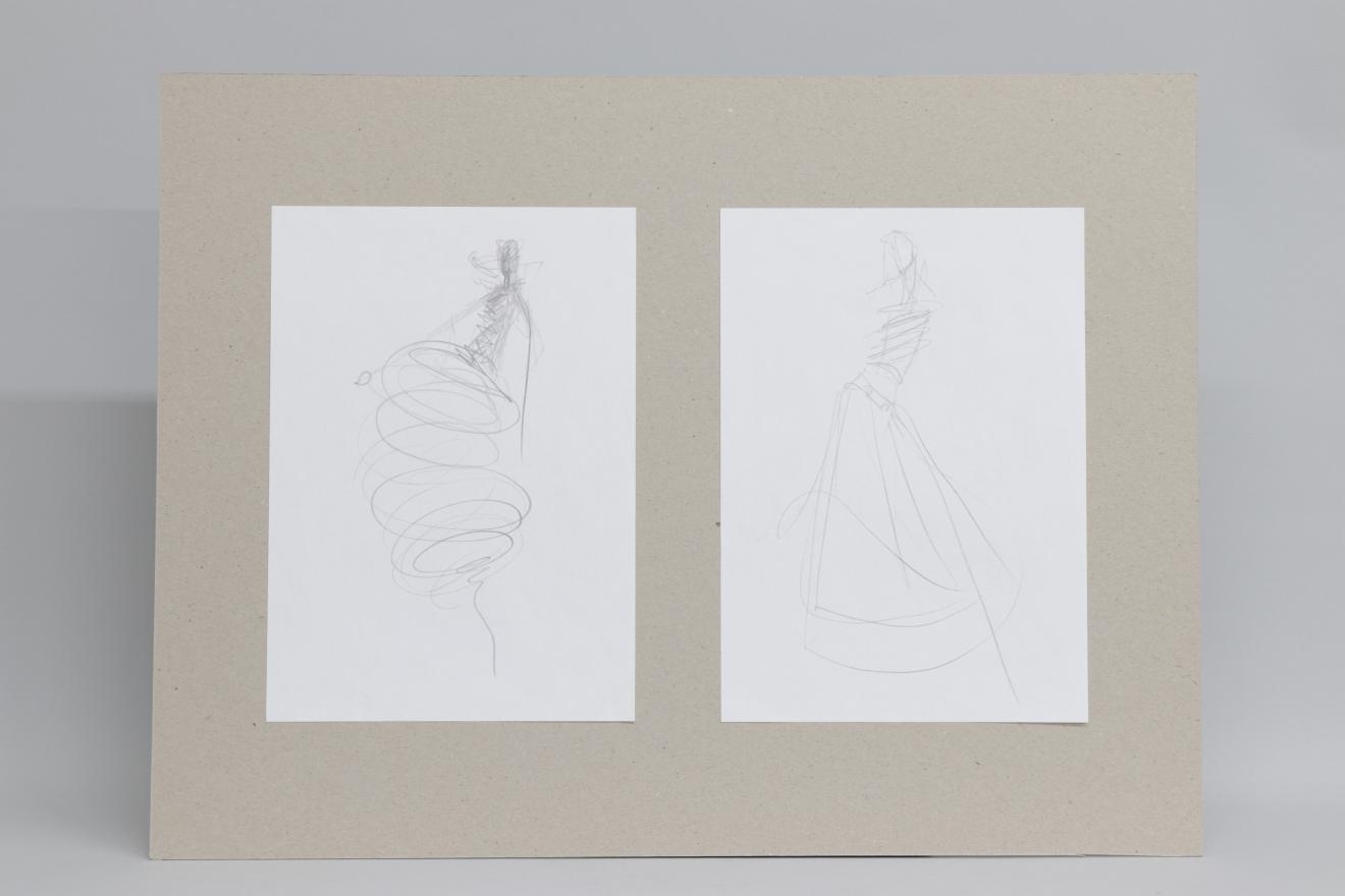 Cartón 5. Dos papeles blancos con bocetos de moda sobre cartón gris