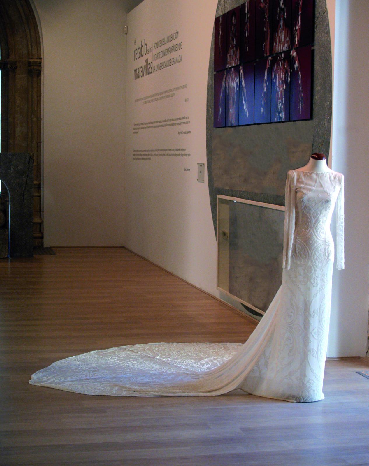 Fotografía del vestido en maniquí, en sala de exposición