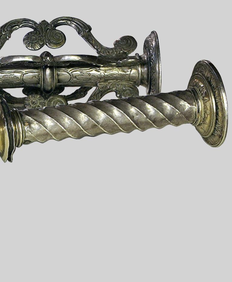 Maza con Inmaculada y escudo episcopal