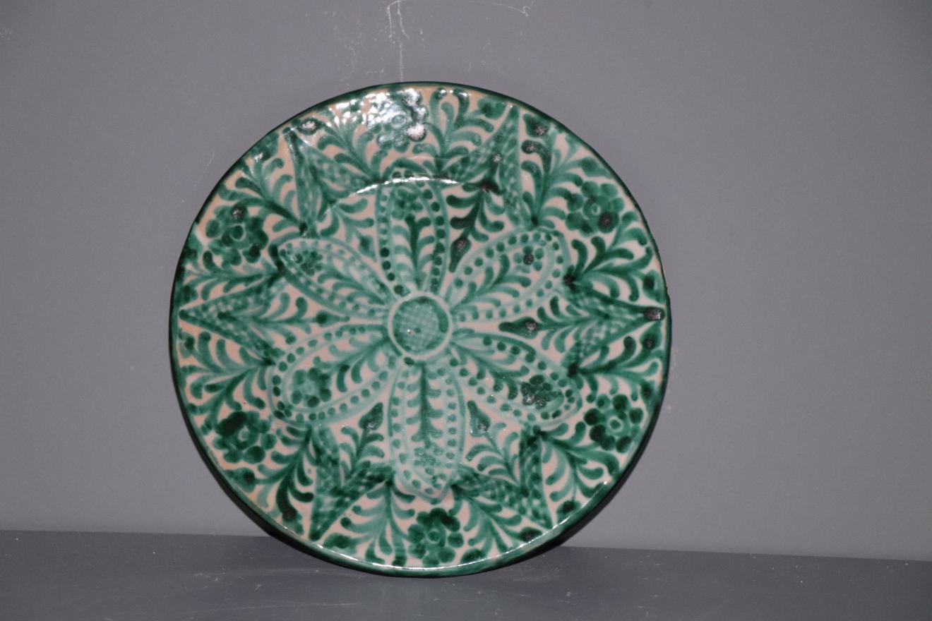 Plato de cerámica granadina esmaltado en blanco con decoración verde 