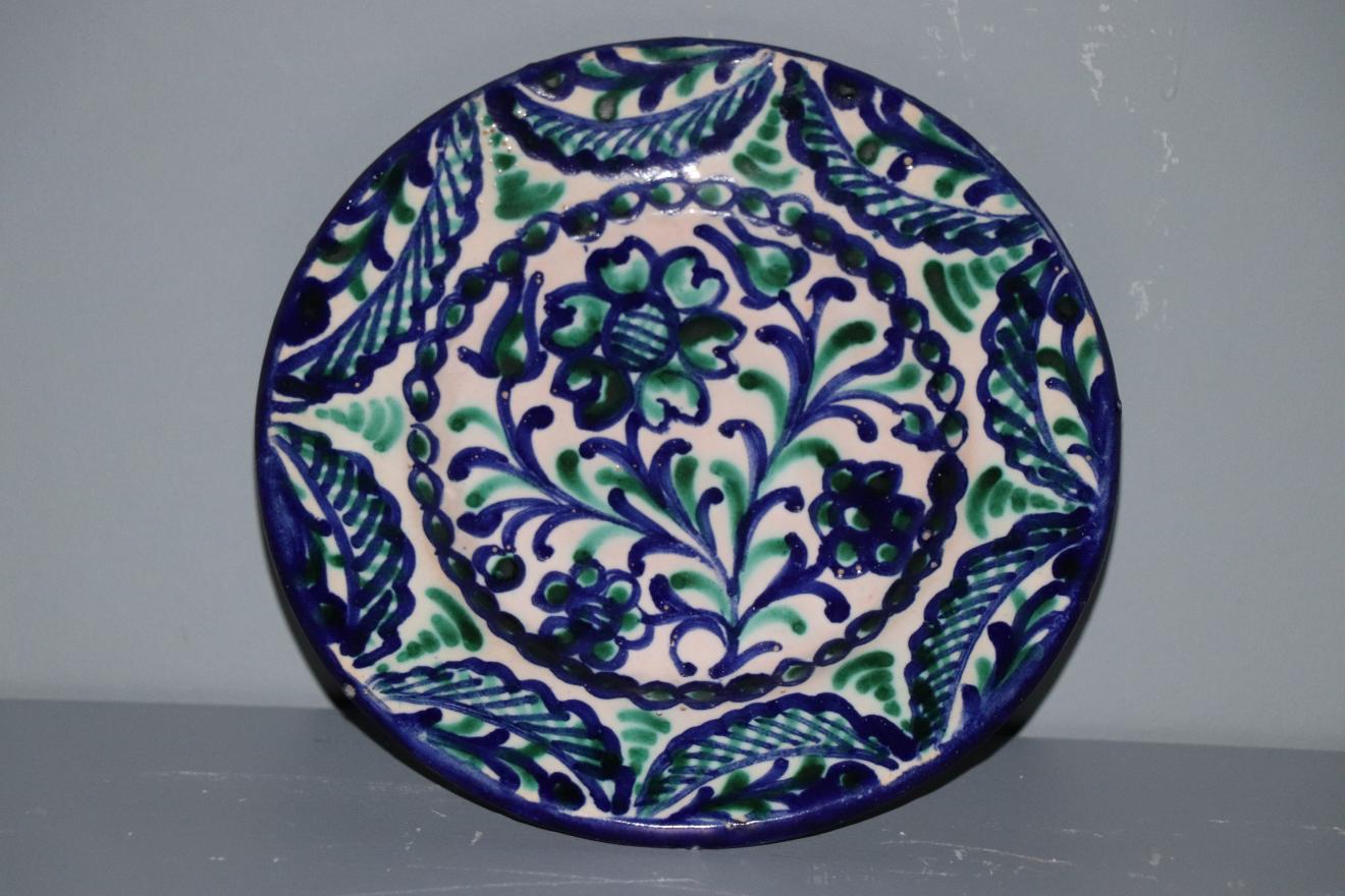 Plato de cerámica granadina esmaltado en blanco con decoración verde y azul