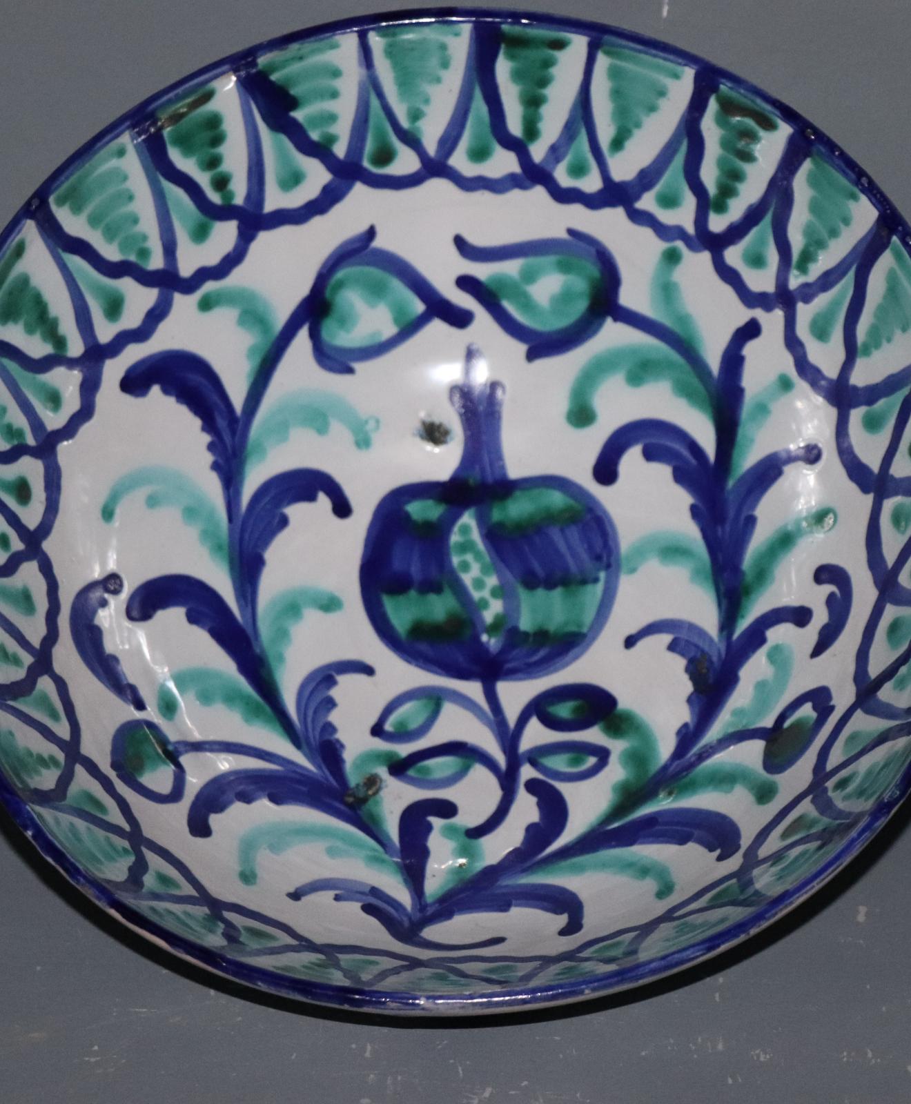 Tazón de cerámica granadina esmaltado en blanco, azul y verde