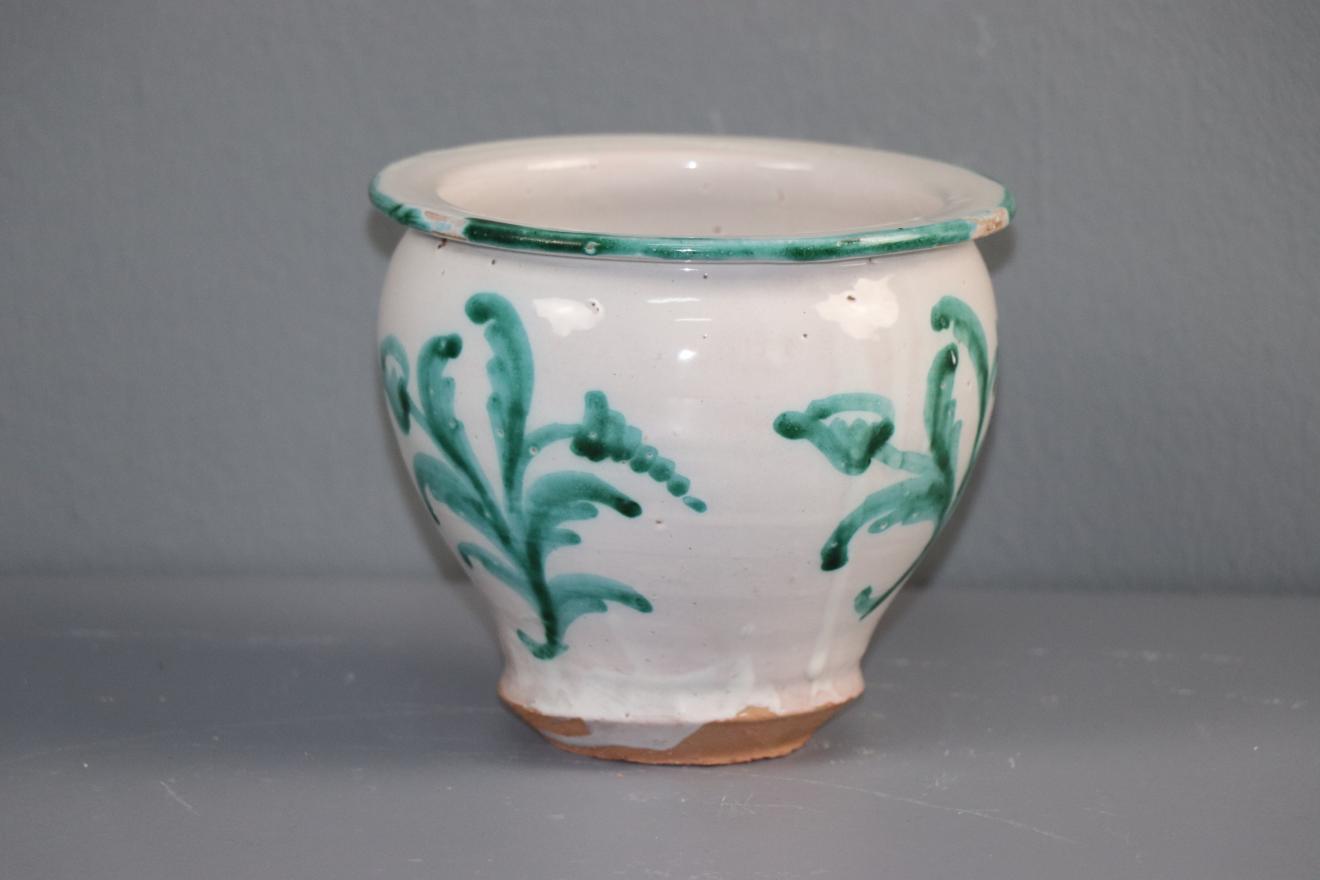 Mortero esmaltado en blanco con decoración verde