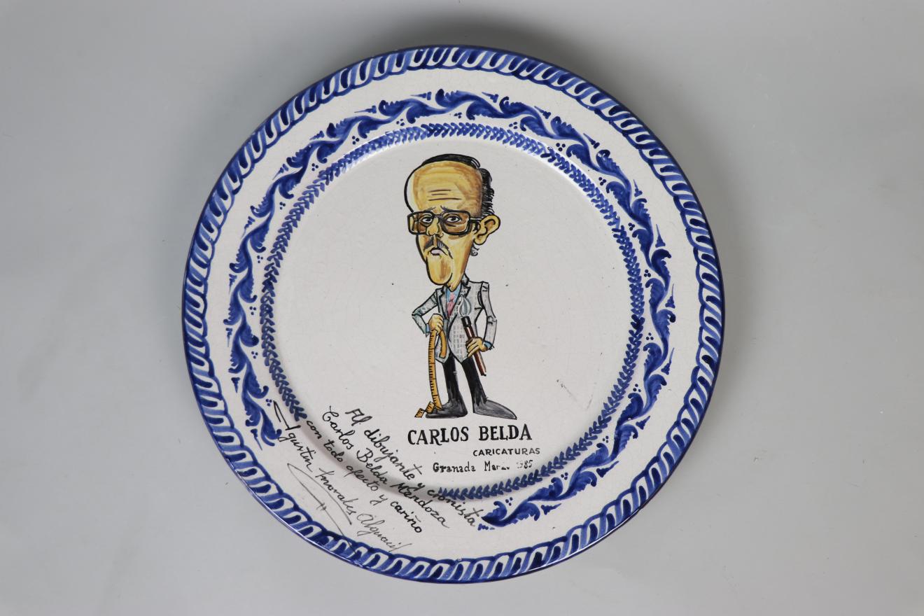 Plato de cerámica granadina con retrato, inscripción y decoración azul