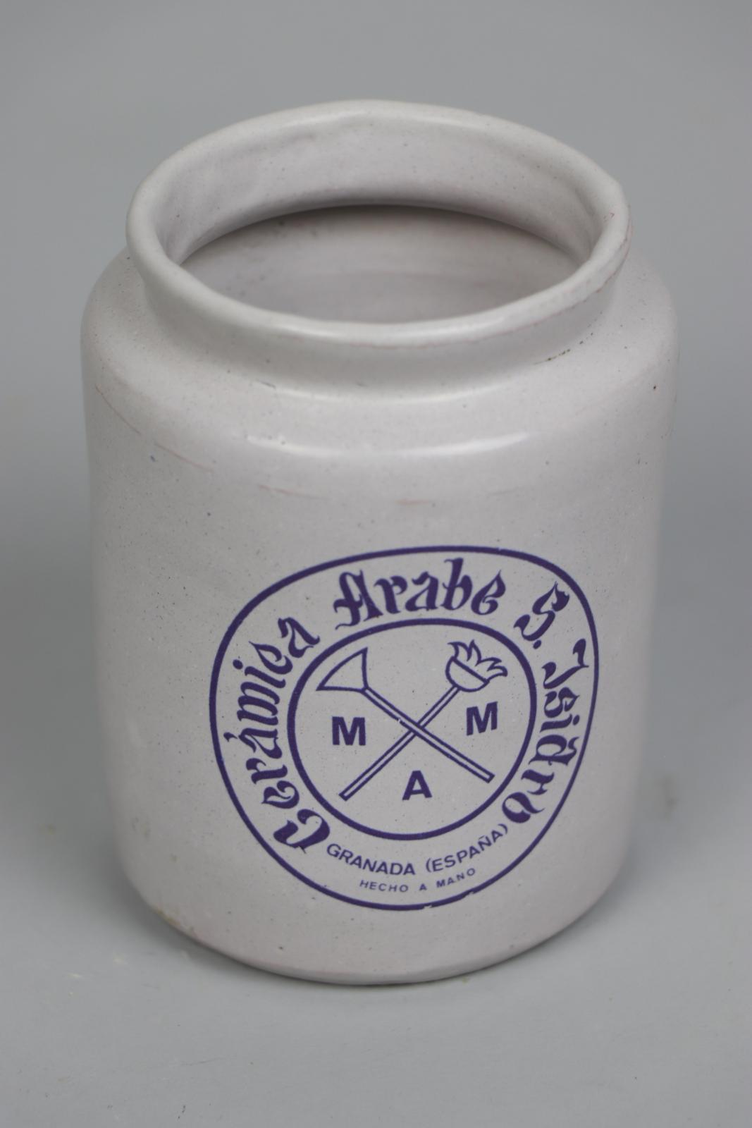 Taro de cerámica granadina esmaltado en blanco con inscripción y emblema en azul