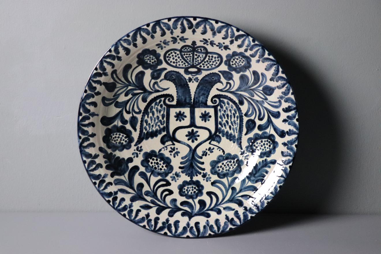 Zafa de cerámica granadina con escudo 