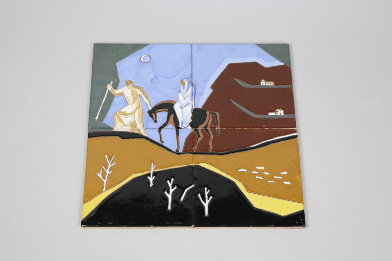 Paño de azulejos formado por cuatro piezas sobre las que se representa de forma esquemática un paisaje en tonos ocres, negros y azules y dos figuras humanas, una de ellas cabalga un équido