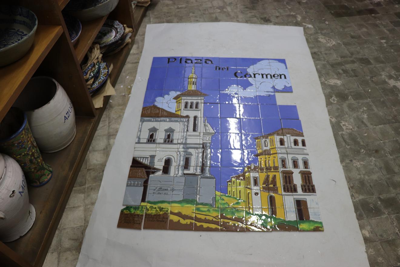 Paño de azulejos con representación de paisaje urbano