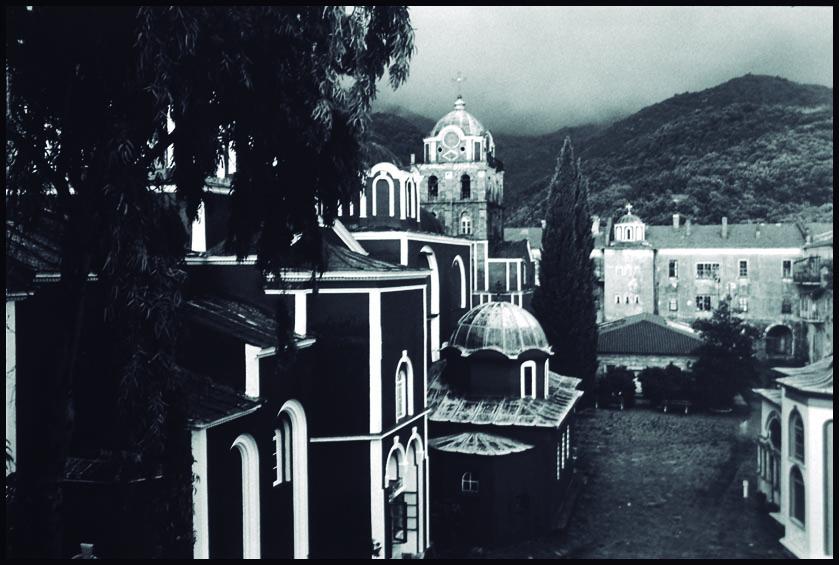 Patio y edificios interiores en el Monasterio de Ivrion. Monte Athos