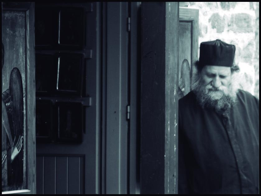 Monje en tienda de iconos. Puerto de Dafne. Viaje al Monte Athos 